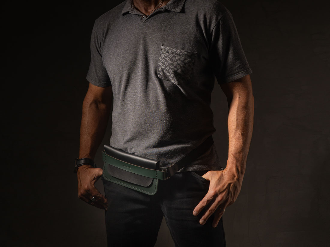 A bolsa Giro usada na cintura como uma pochete. A bolsa Giro usada na cintura como uma pochete.