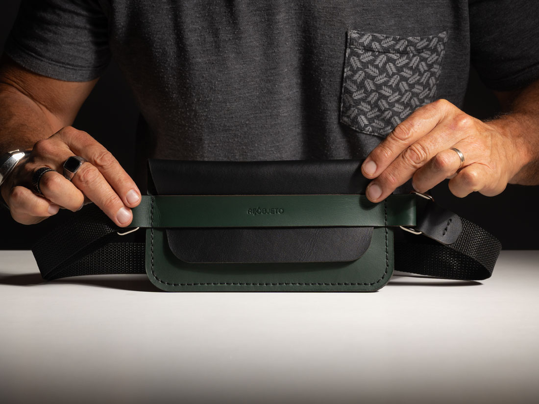 A bolsa Giro é feita em couro legítimo, desenhada e fabricada no Brasil. A bolsa Giro é feita em couro legítimo, desenhada e fabricada no Brasil.