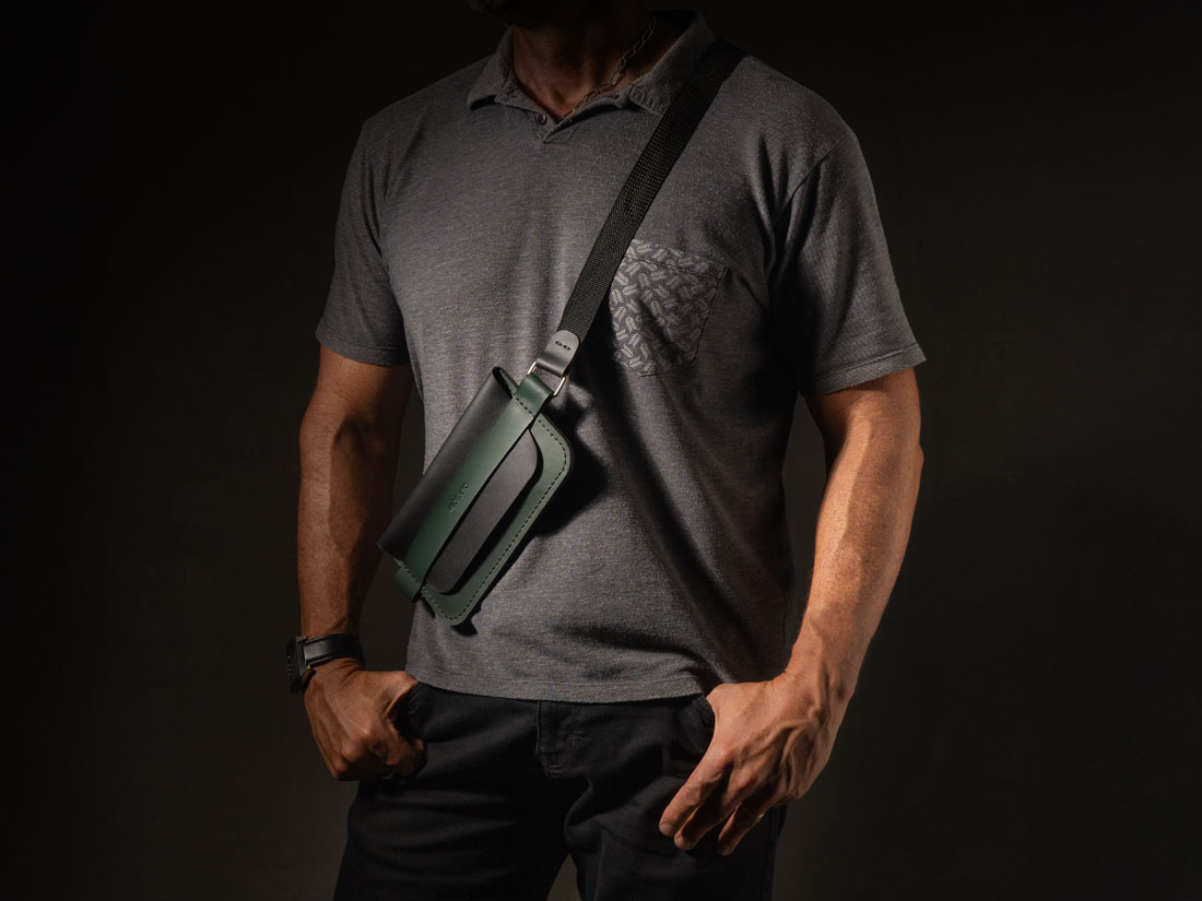 A Giro é uma bolsa pocket de ombro que é feita à mão, uma a uma. A Giro é uma bolsa pocket de ombro que é feita à mão, uma a uma.