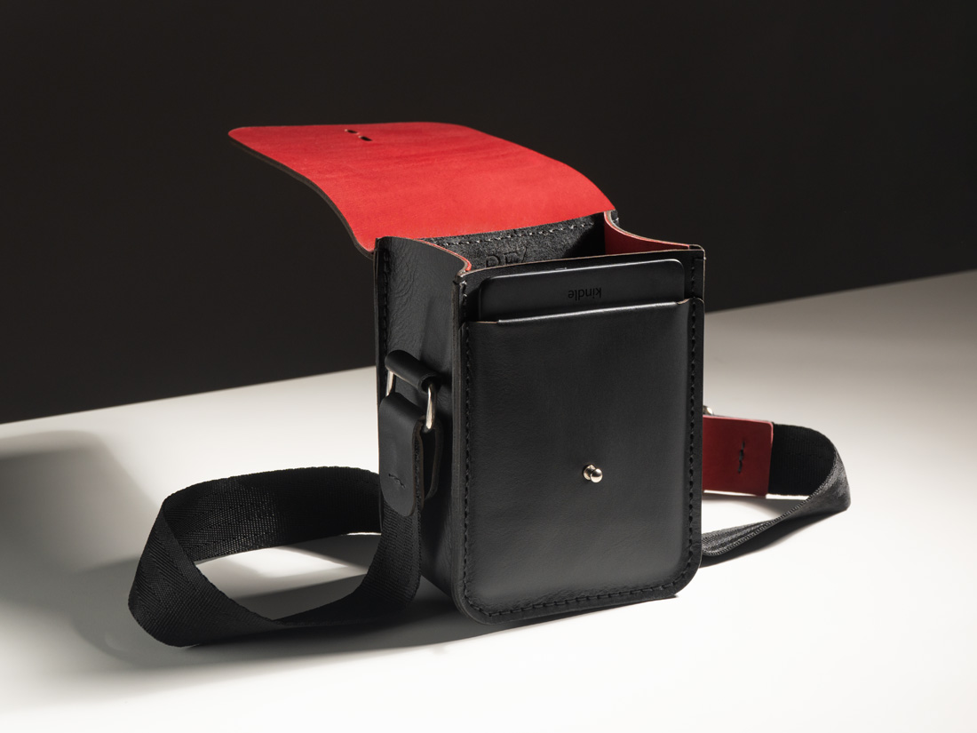 O bolso frontal comporta um leitor de livros Kindle, da Amazon, mas também pode levar carteira, documentos, e é o espaço perfeito para carregar o passaporte em uma viagem.