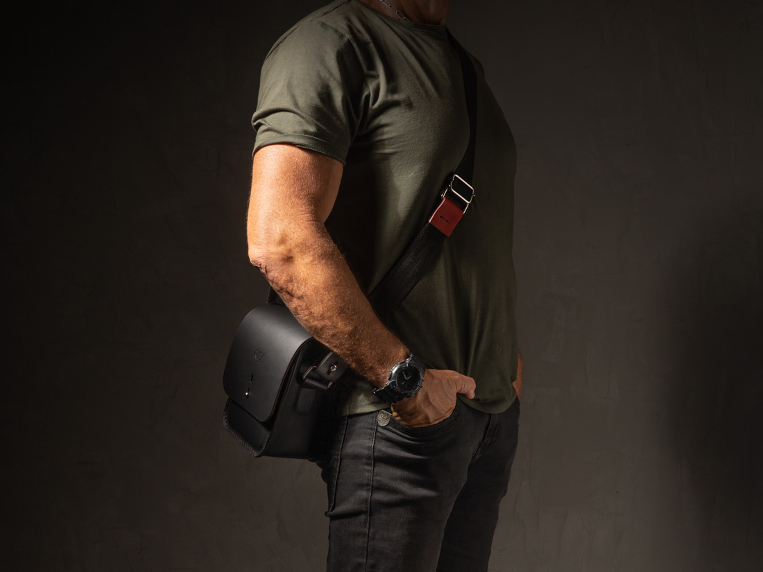 A Gran Cube é uma bolsa de ombro (bolsa tiracolo) masculina, com design minimalista e unissex que se encaixa em múltiplos estilos e looks.