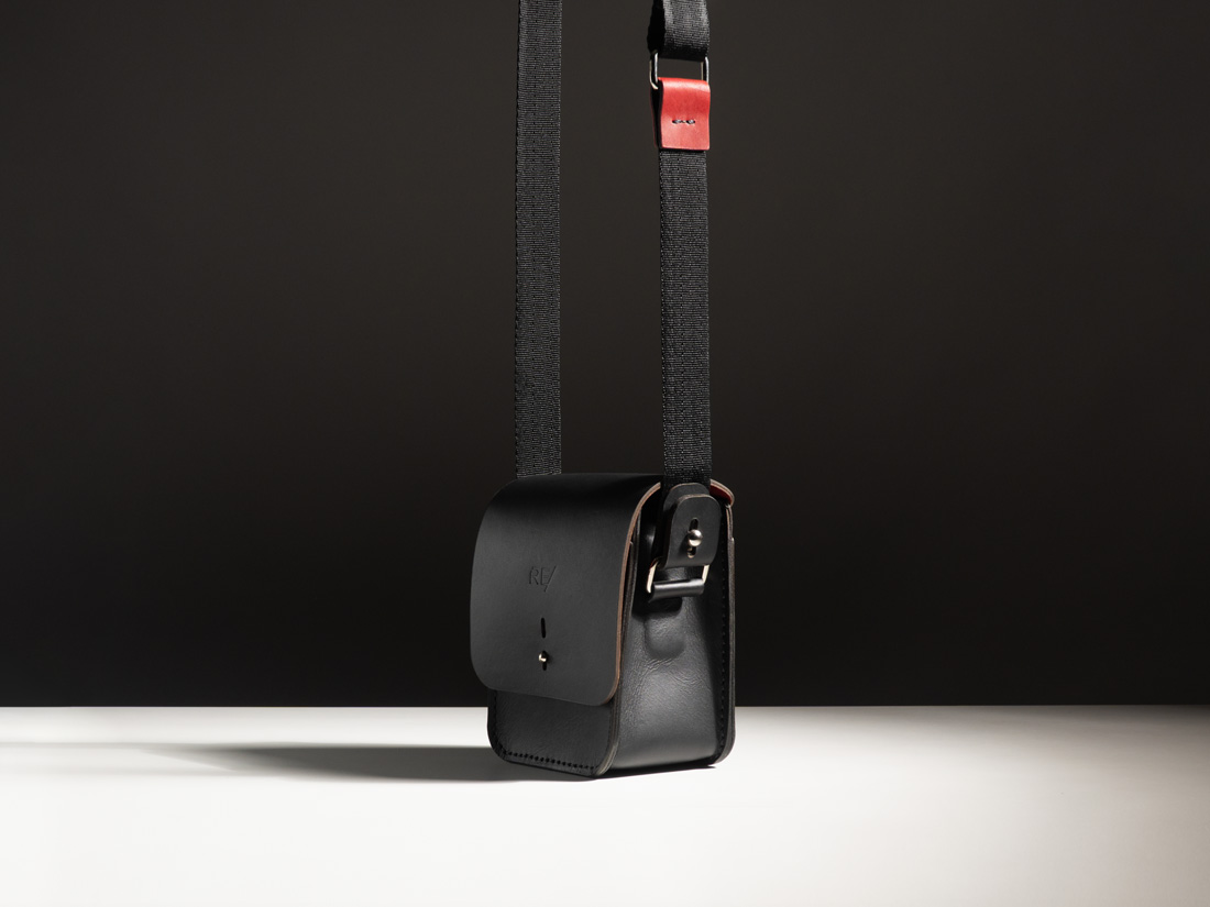 Uma bolsa de ombro minimalista e elegante, feita totalmente em couro legítimo.