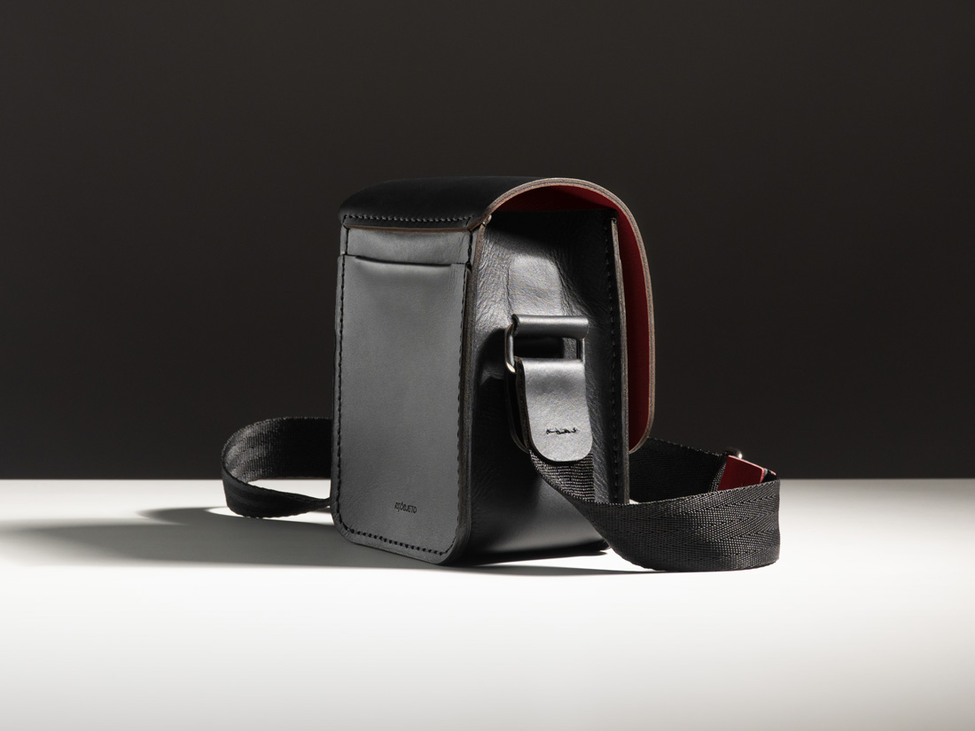 A Gran Cube é uma bolsa feita artesanalmente, 100% no Brasil, e costurada à mão.