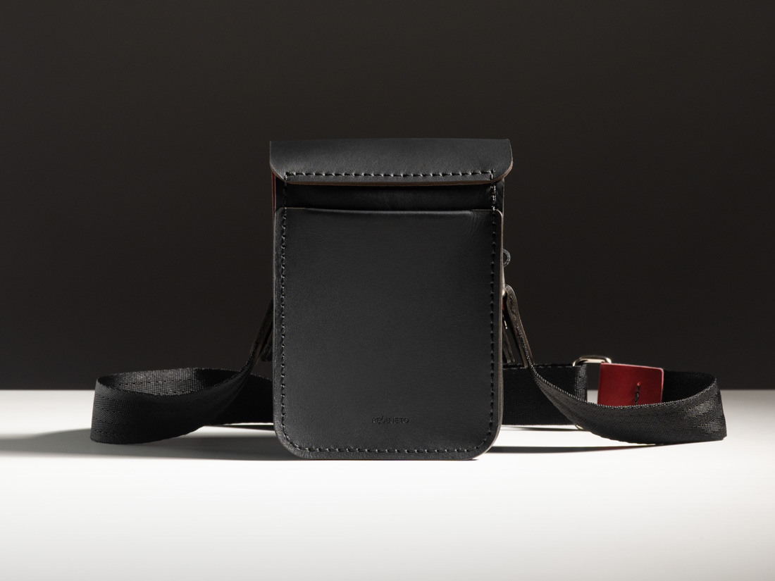 Uma bolsa satchel masculina feita inteiramente em couro legítimo de maneira artesanal.