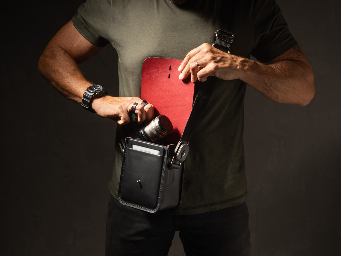 A bolsa Gran Cube é a shoulder bag perfeita para carregar uma câmera fotográfica compacta. Na imagem, uma câmera mirrorless Sony Alpha.