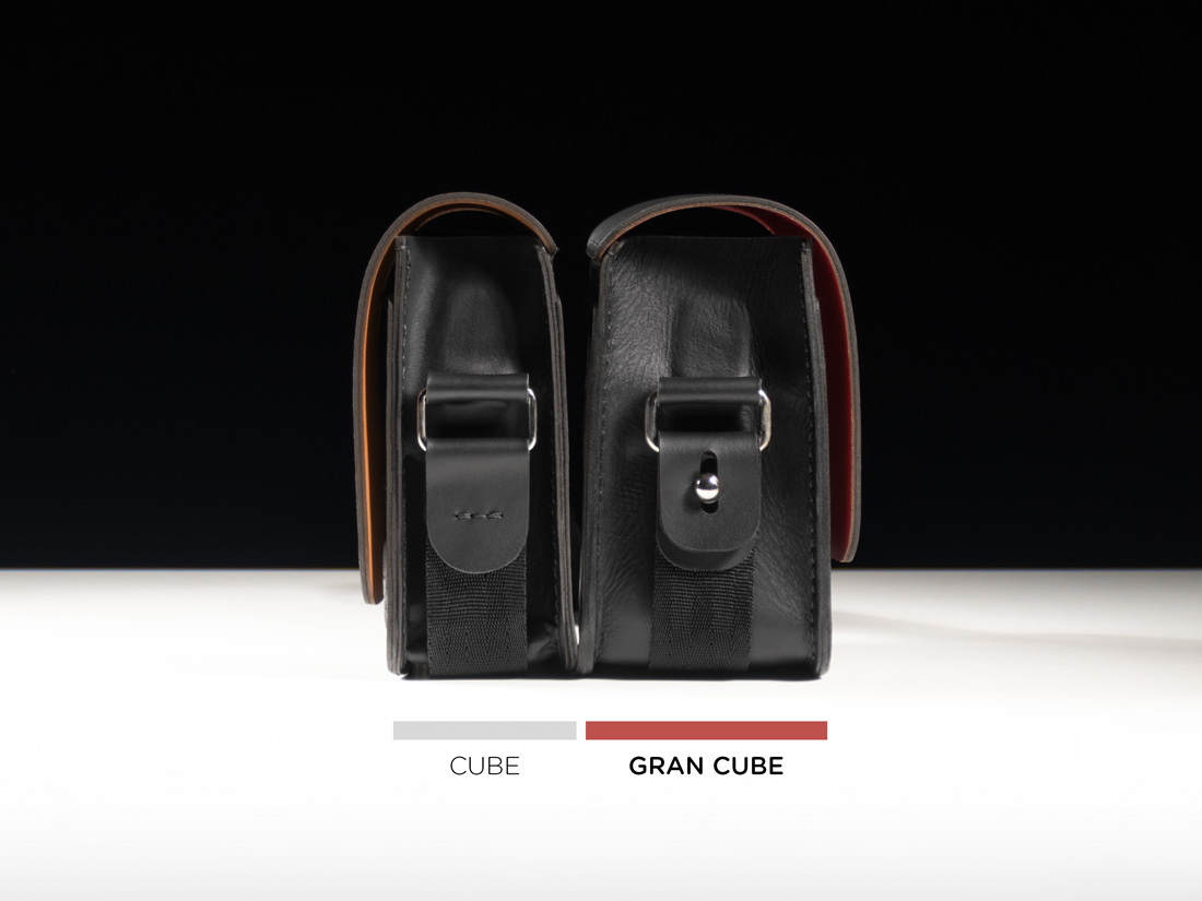 Comparação entre a bolsa Cube (à esquerda) e a bolsa Gran Cube (à direita). A lateral da Gran Cube aumentou de tamanho, aumentando consideravelmente a capacidade de carga.