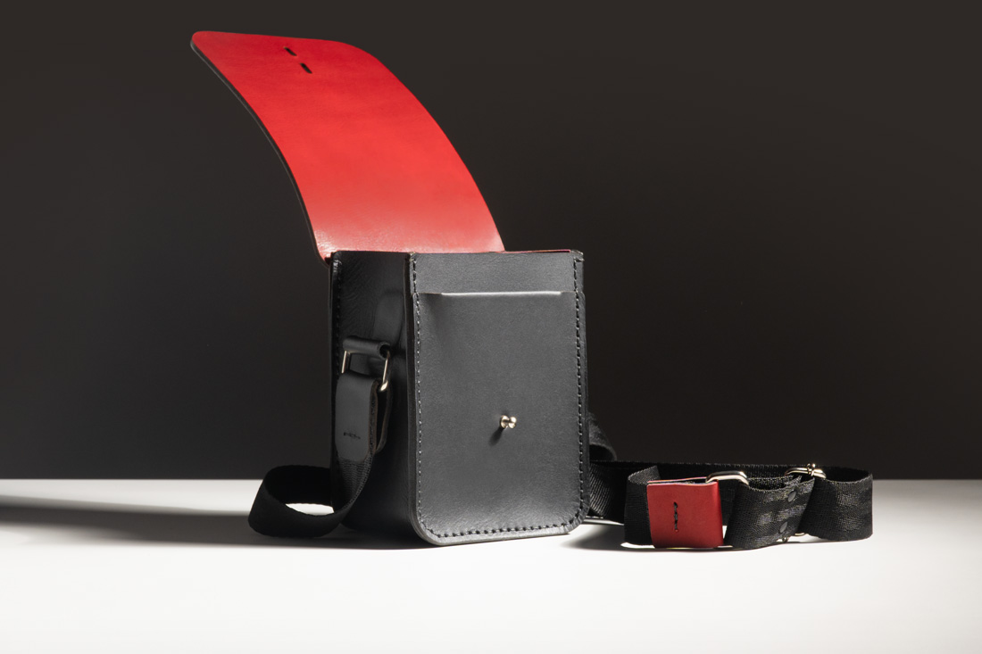 O sofisticado contraste entre o couro preto e o couro vermelho burgundy.