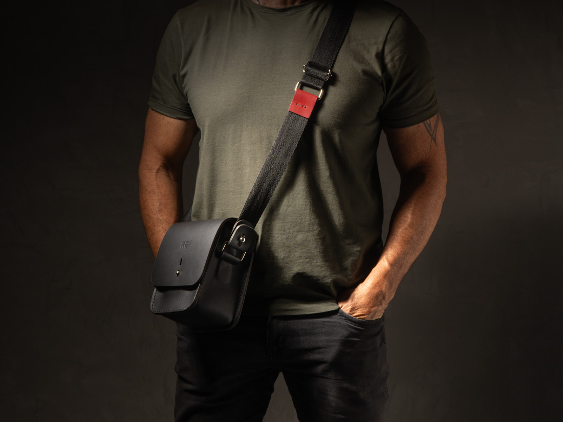 A bolsa Gran Cube é uma shoulder bag unissex e minimalista que combina com vários estilos.