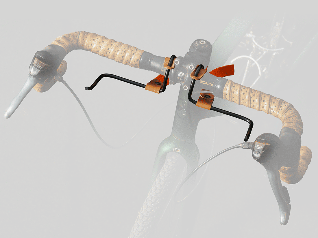 O suporte para guidon facilita e agiliza o encaixe da bolsa na bicicleta, além de proteger os cabos de freio e câmbio contra esmagamento.