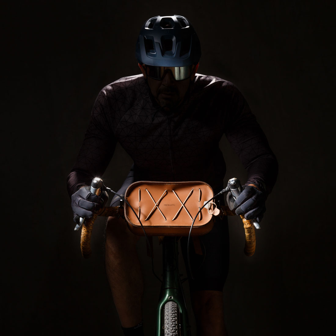 A bolsa Tetrix se transforma em uma bikebag para guidão que se encaixa em bikes speed, mountain bike ou gravel.