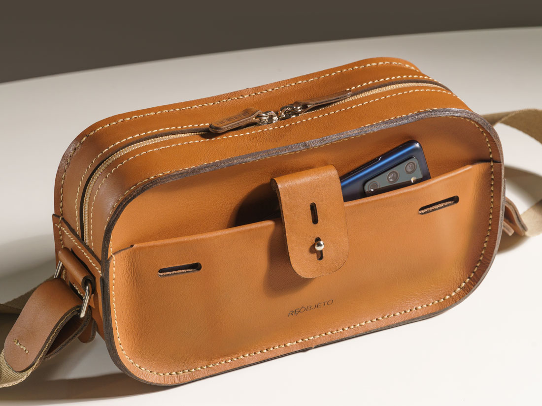 O bolso externo é ótimo para carregar o celular e acessá-lo sem abrir a bolsa.