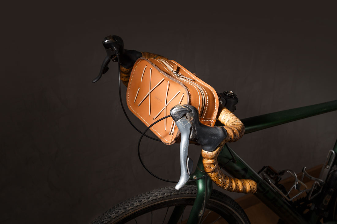 A bolsa Tetrix vira uma bolsa de guidão / bike-bag com o Kit Bicicleta.