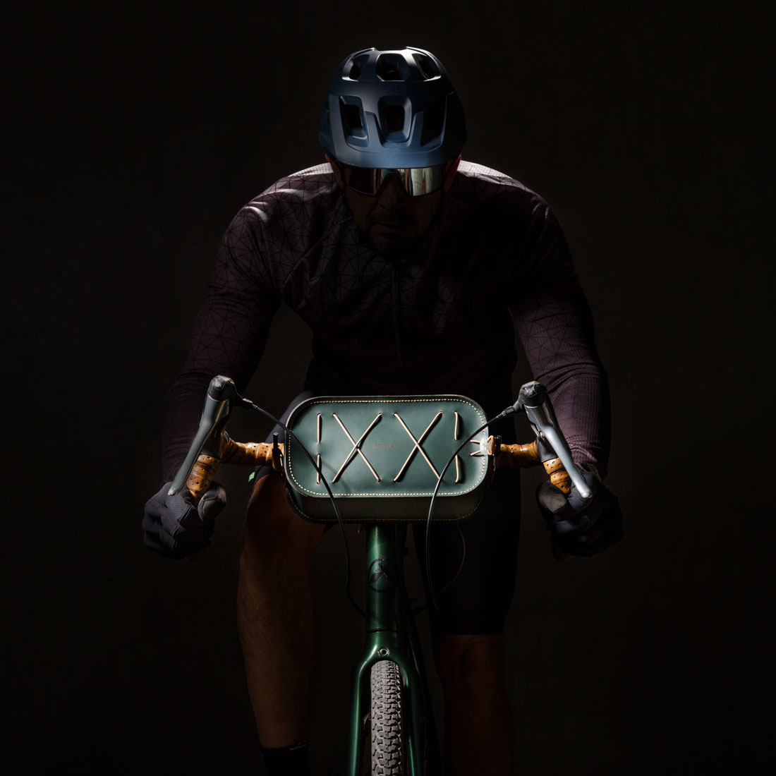 A bolsa Tetrix se transforma em uma bikebag para guidão que se encaixa em bikes speed, mountain bike ou gravel.