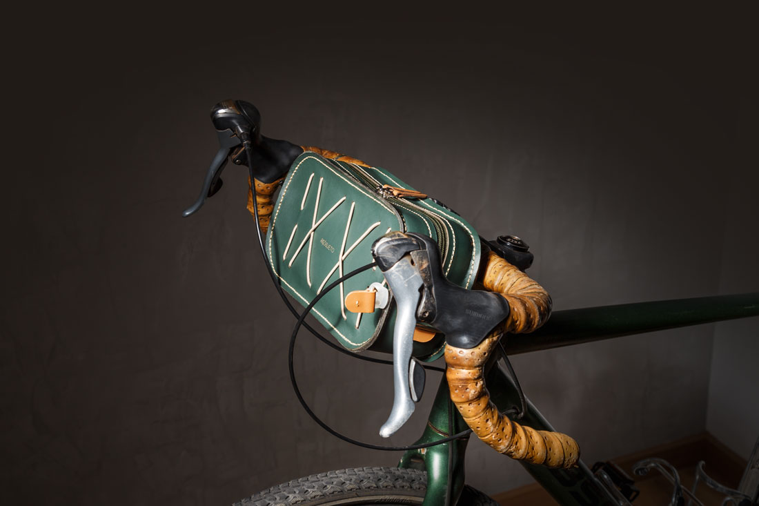 A bolsa Tetrix vira uma bolsa de guidão / bike-bag com o Kit Bicicleta.