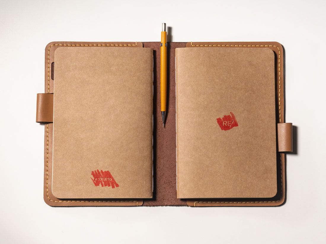 Capa para Bullet Journal em couro legítimo que comporta até dois cadernos simultaneamente.