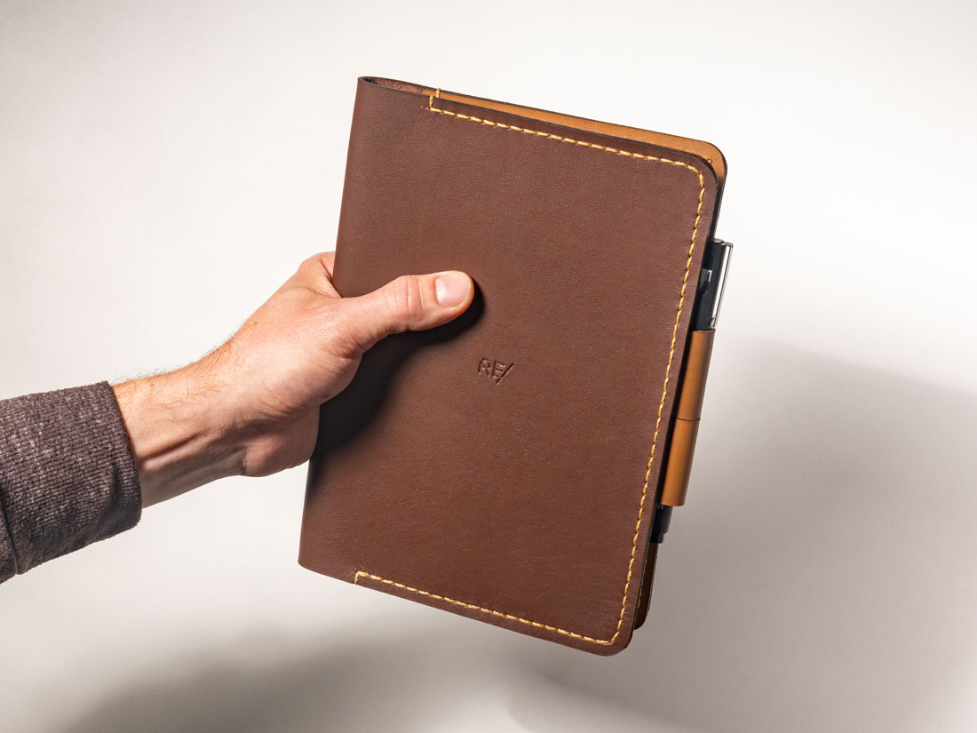 Capa em couro legítimo para cadernos Bullet Journal e field notes estilo Moleskine, com porta-canetas na lateral.