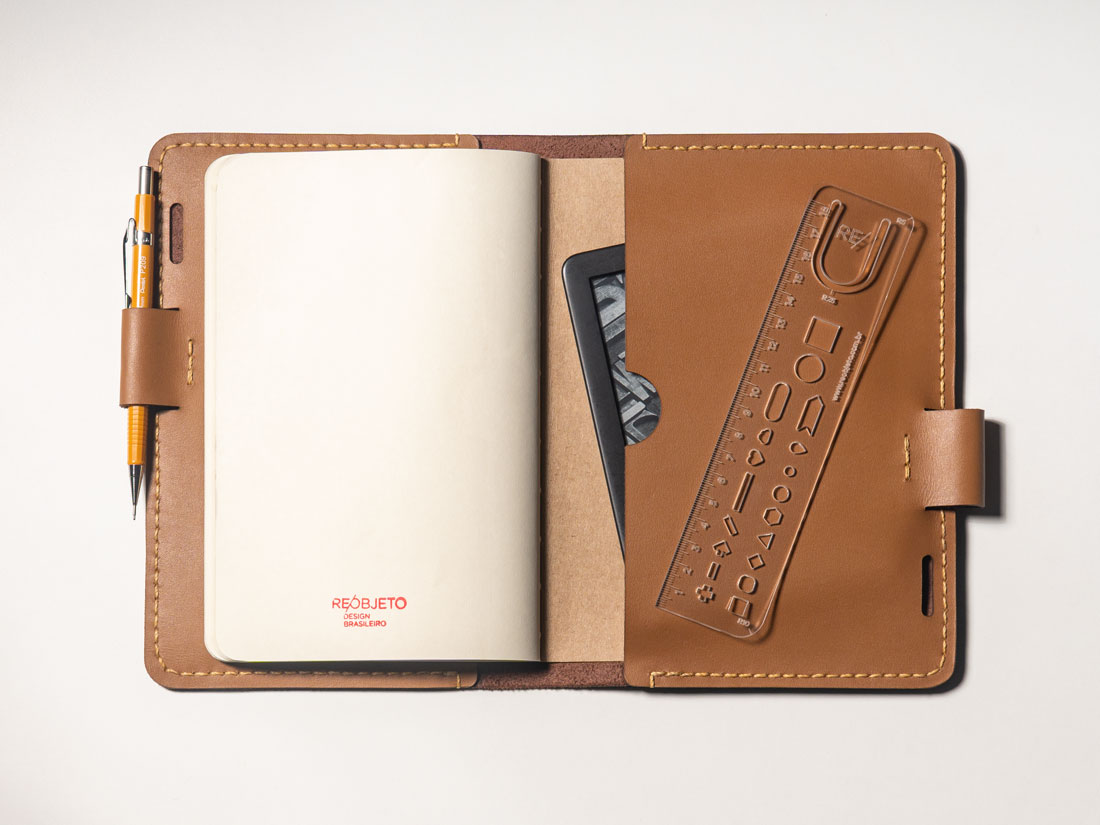 Carregue seu Kindle ou iPad mini protegido e em boa companhia, acondicionado no bolso interno da capa.