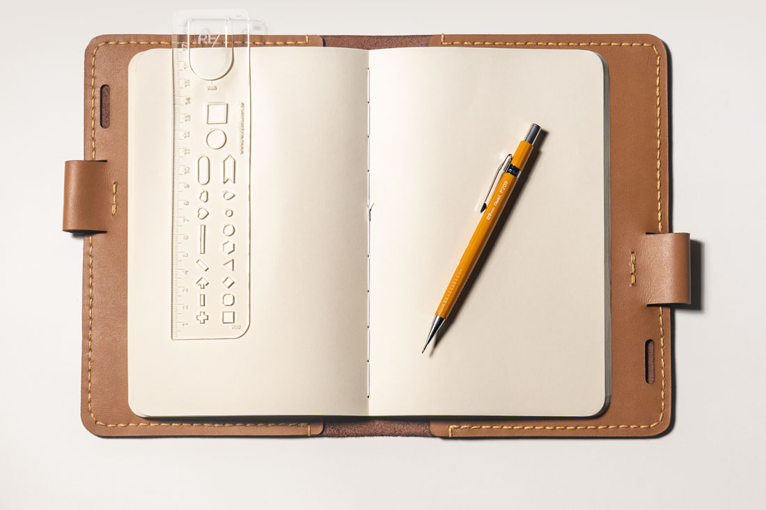 Acompanha um caderno exclusivo costurado à mão, tamanho A5 (21x14cm) com 96 páginas em papel Pólen 80g.