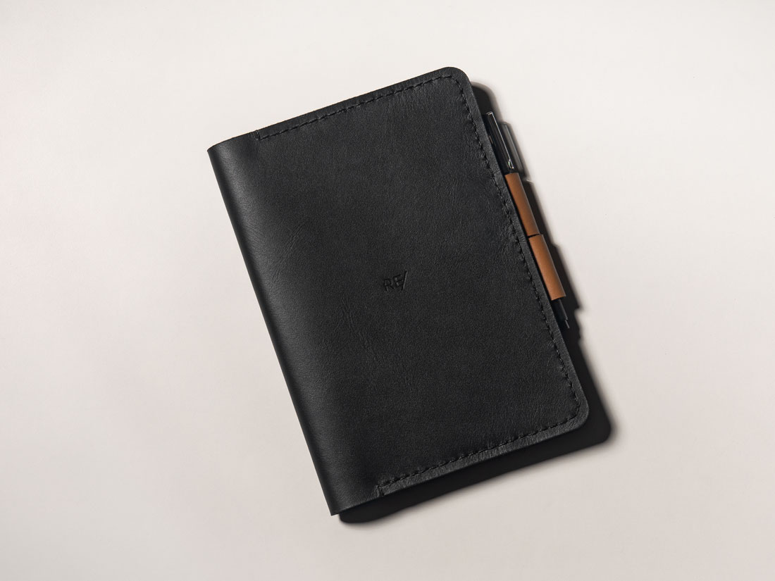 Capa para caderno bullet journal BuJo tamanho A5 em couro preto e caramelo.