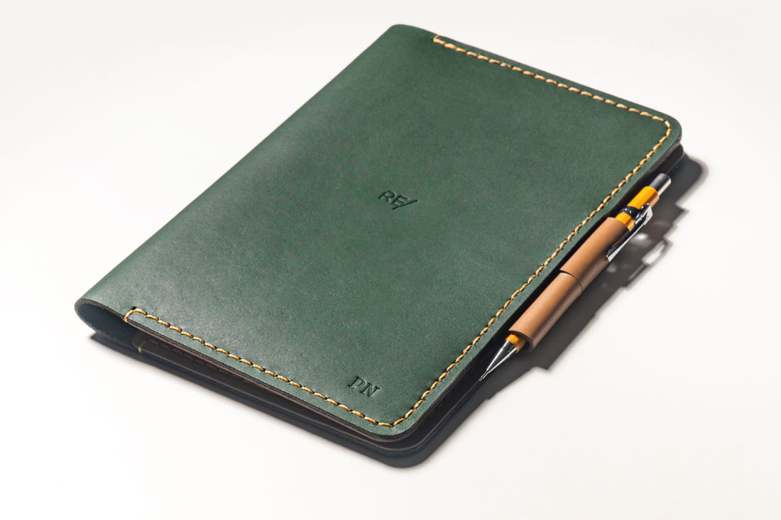 Personalize sua capa de caderno com as iniciais do seu nome.
