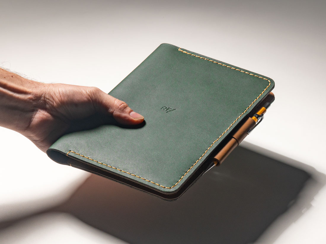 Nossa capa em couro para caderno BuJo com porta cadernos tipo Moleskine e demais cadernos tamanho A5.