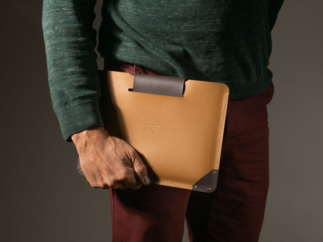 O case em couro é compatível com o iPad de 10ª, 9ª, 8ª e 7ª geração, iPad Pro de 4ª, 3ª, 2ª e 1ª geração e iPad Air de 5ª, 4ª e 3ª geração. Gerações anteriores também são suportadas. O case em couro é compatível com o iPad de 10ª, 9ª, 8ª e 7ª geração, iPad Pro de 4ª, 3ª, 2ª e 1ª geração e iPad Air de 5ª, 4ª e 3ª geração. Gerações anteriores também são suportadas.