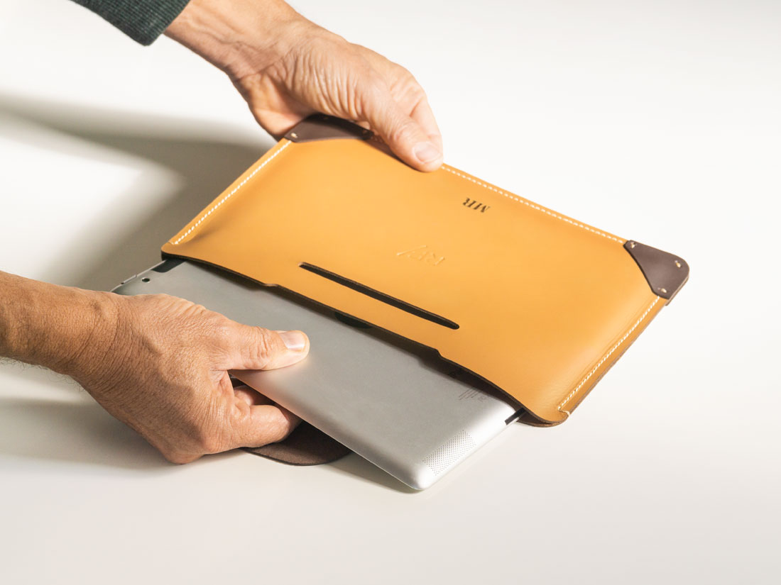 A capa em couro se adapta e se molda aos contornos do seu iPad. A capa em couro se adapta e se molda aos contornos do seu iPad.