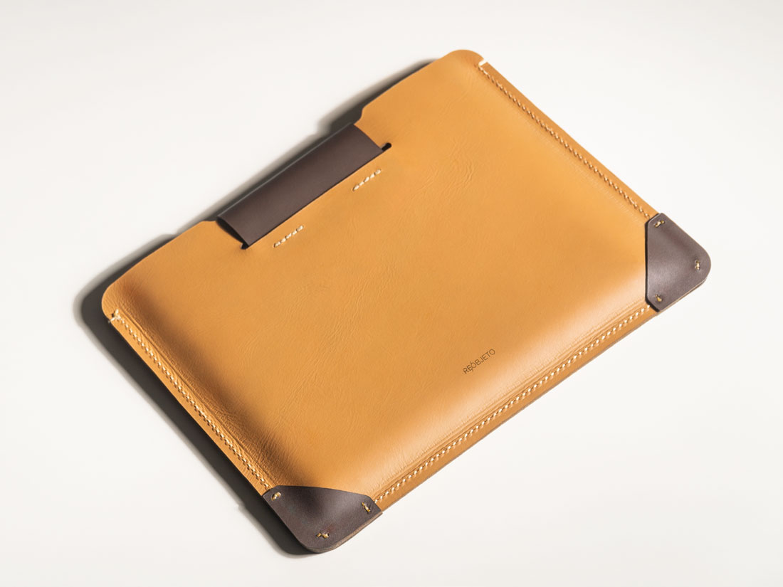 Capa para iPad em couro legítimo feita artesanalmente. Capa para iPad em couro legítimo feita artesanalmente.