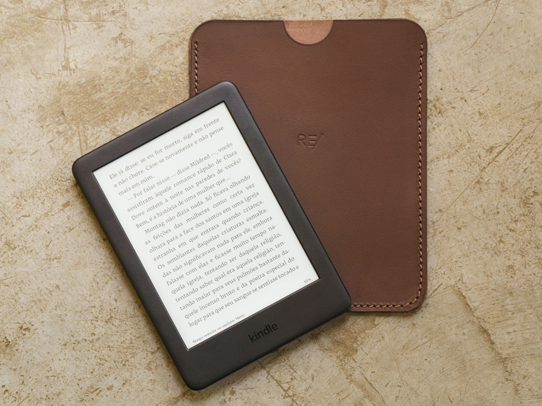 Capa tipo sleeve em couro para e-reader em couro marrom café.