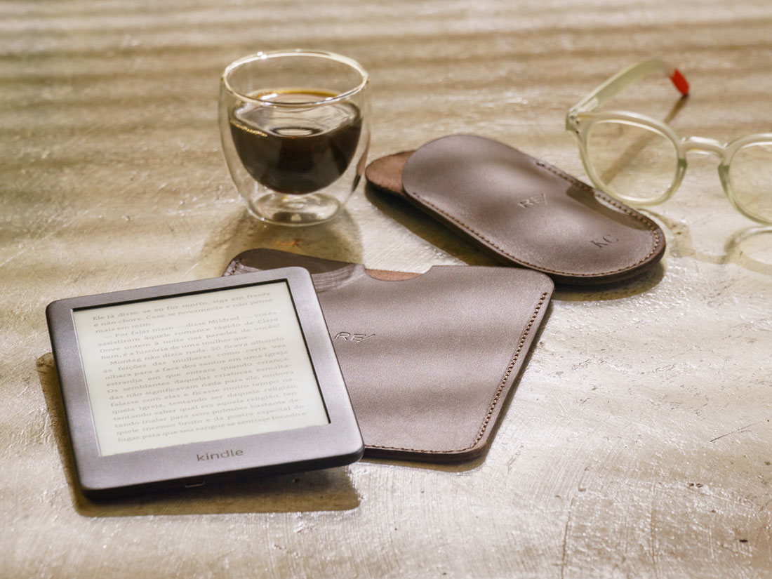 Capa do Kindle e porta-óculos Sleeve em couro marrom café.