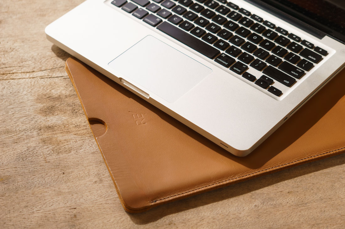 Capa em couro legítimo para notebook Apple Macbook.