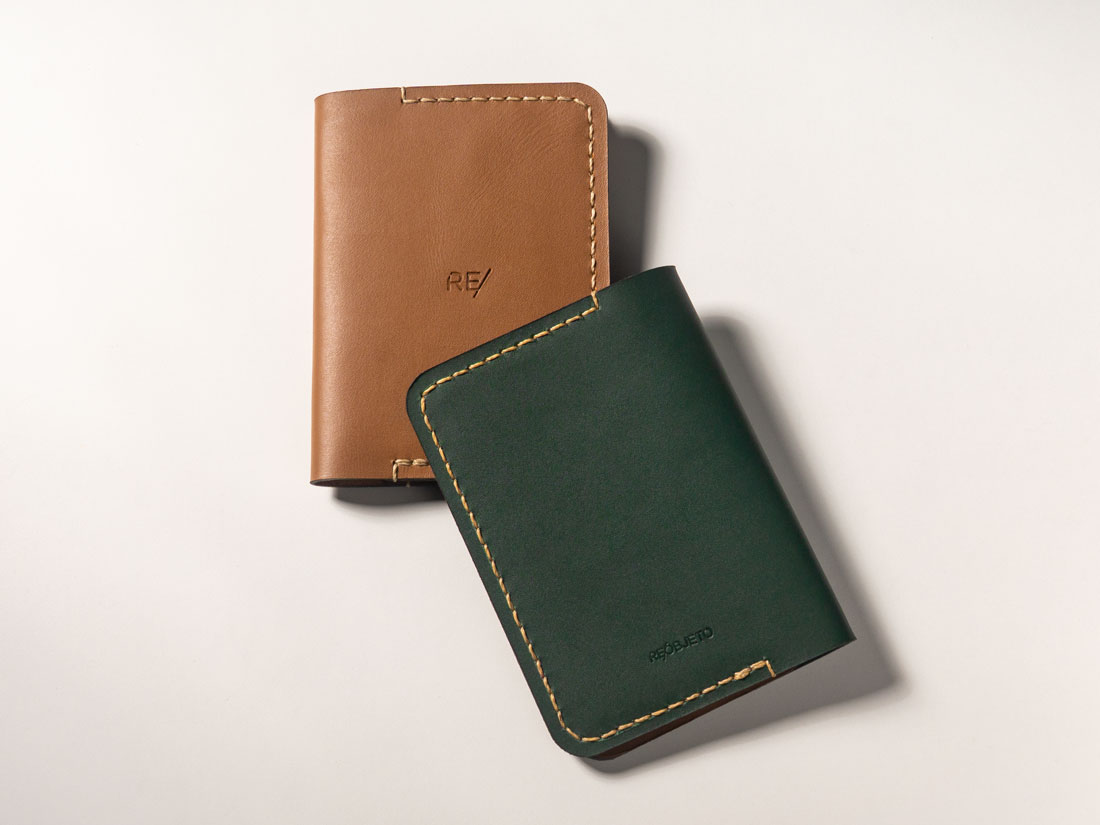 Frente da capa para passaporte em couro caramelo. E verso da capa em couro bicolor verde e caramelo.