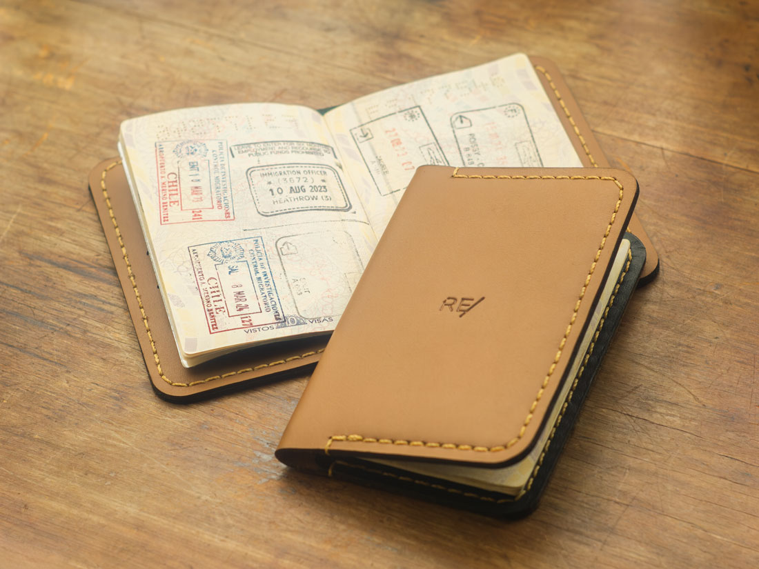 Capa para passaporte feita artesanalmente, costurada à mão, em couro legítimo na cor caramelo.
