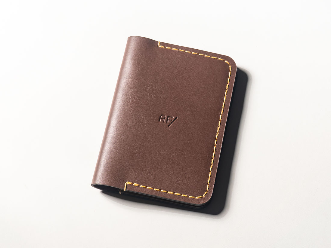 Capa para passaporte e caderneta, feita em couro marrom café e caramelo.