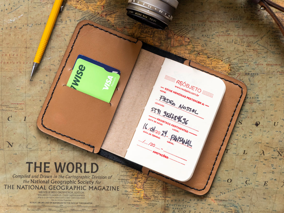 Use a caderneta da sua capa de passaporte como um diário de viagem. São 72 páginas em papel pólen 80g. Você ainda pode escolher receber sua capa com uma ou duas cadernetas. E além disso, pode adquirir cadernetas refil.
