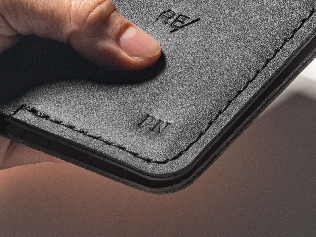 Nossa capa para passaporte e field notes pode ser personalizada com o monograma do seu nome.