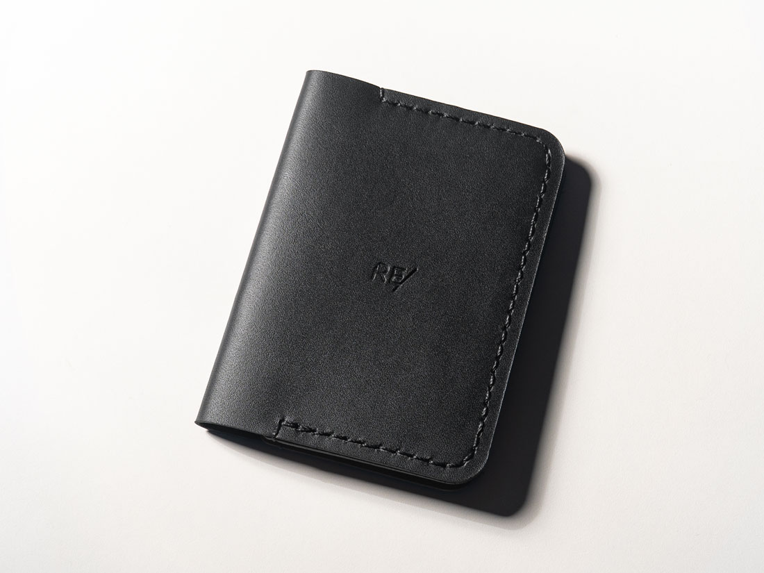Capa para passaporte e caderneta, feita em couro preto e caramelo.