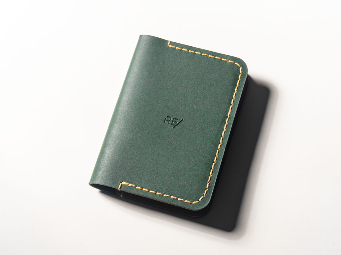 Capa para passaporte e caderneta, feita em couro verde e caramelo.