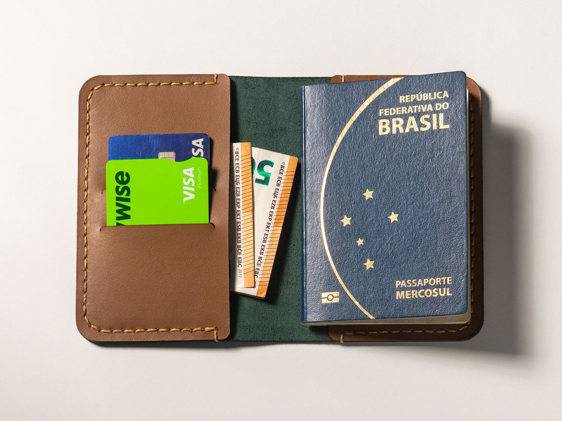 Leve em sua capa passaporte, cartões, dinheiro em espécie, documentos e até uma caderneta para anotações / diário de viagem.