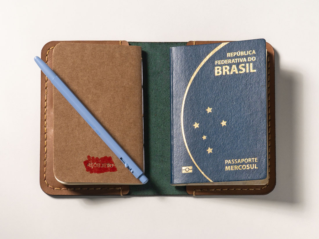 Use sua capa de passaporte com o próprio passaporte, com um bloco de notas field notes ou então como uma carteira, levando cartões e dinheiro em espécie.