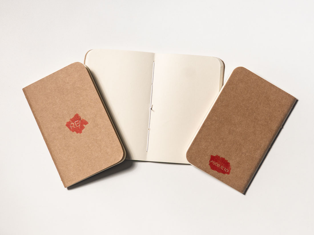 Caderneta tamanho passaporte (8 x 12,5 cm) feita artesanalmente e costurada à mão. Montada com 72 páginas em papel pólen 80g.