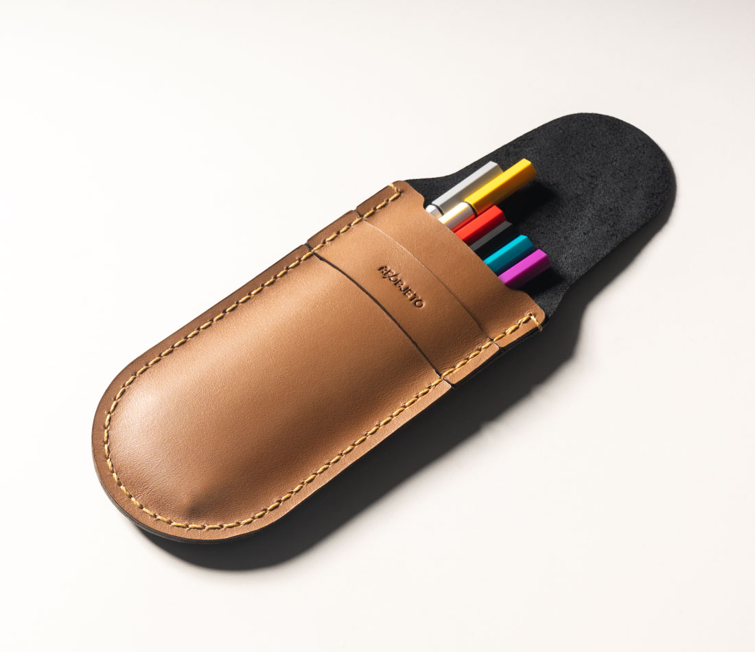 Estojo multiuso para óculos e canetas, em couro legítimo nas cores caramelo e preto.