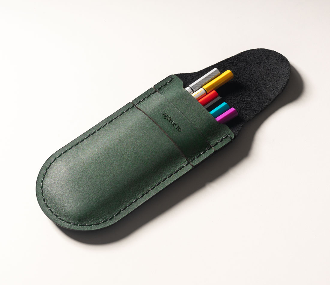 Estojo multiuso para óculos e canetas, em couro legítimo nas cores verde e preto.