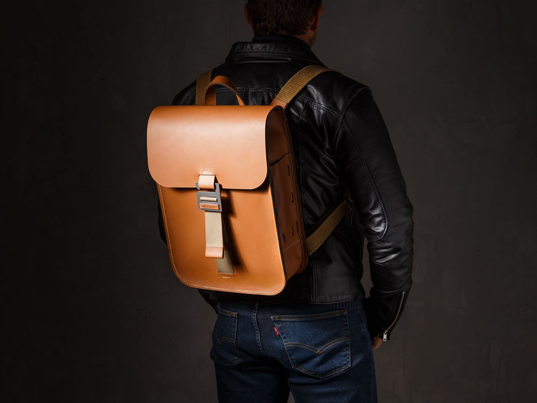 Feita inteiramente em couro legítimo, a mochila Andaluz tem um desenho minimalista de linhas limpas.