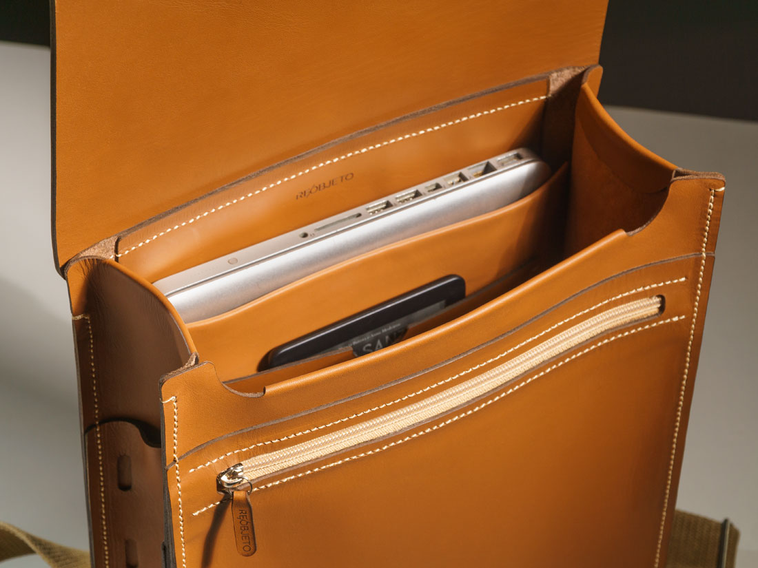 Interior da mochila Andaluz com a divisória para laptops (aqui com um Apple Macbook Pro de 13 polegadas).