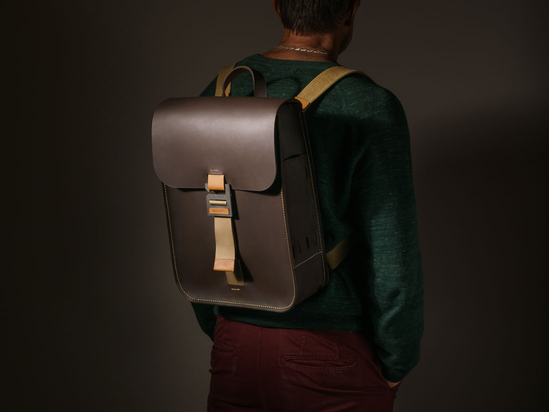 Feita inteiramente em couro legítimo, a mochila Andaluz tem um desenho minimalista de linhas limpas.