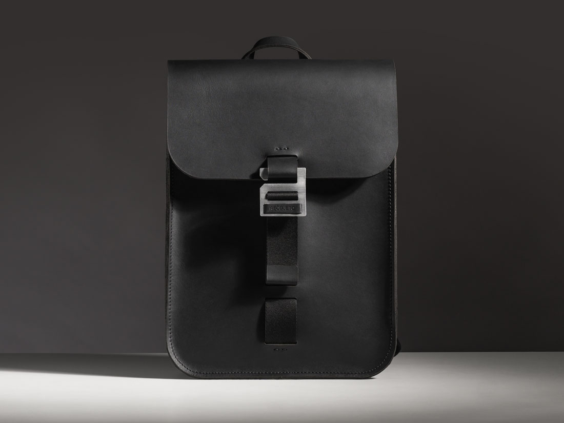 A Mochila Andaluz All Black tem design minimalista e atemporal e é inteiramente feita à mão.