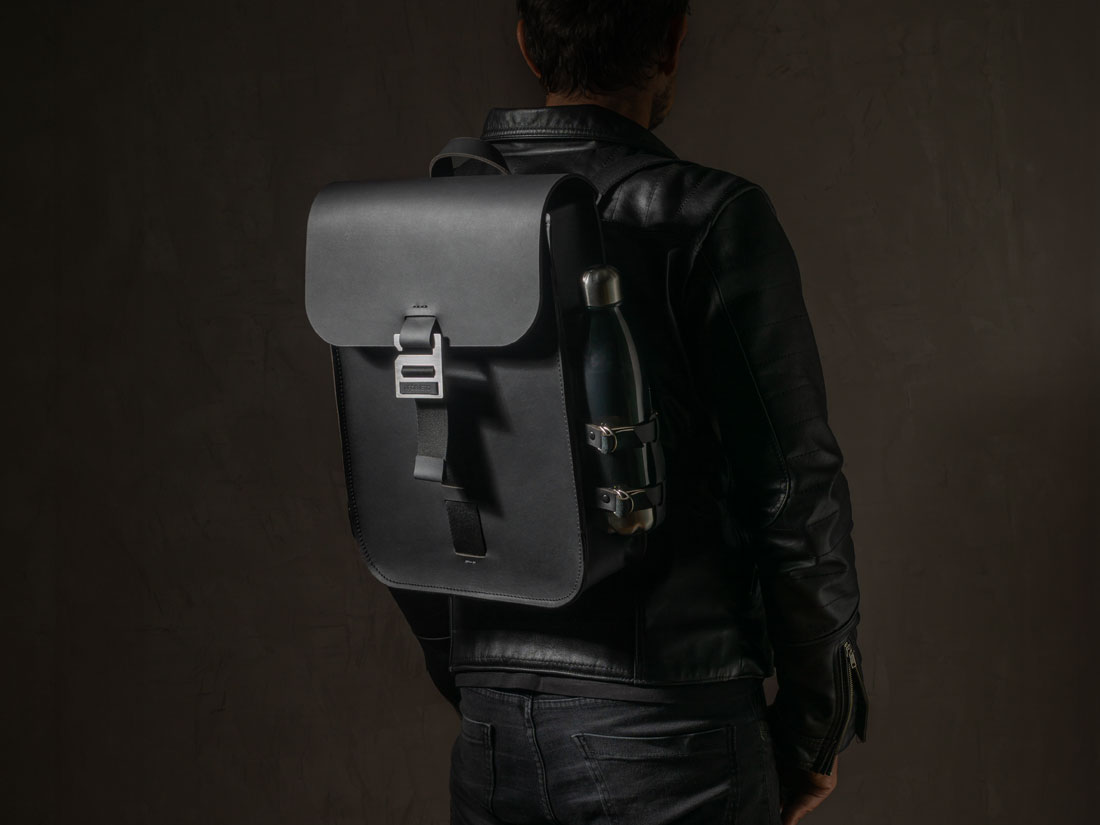 O suporte para garrafas é removível e pode ser usado em ambos os lados da mochila Andaluz.