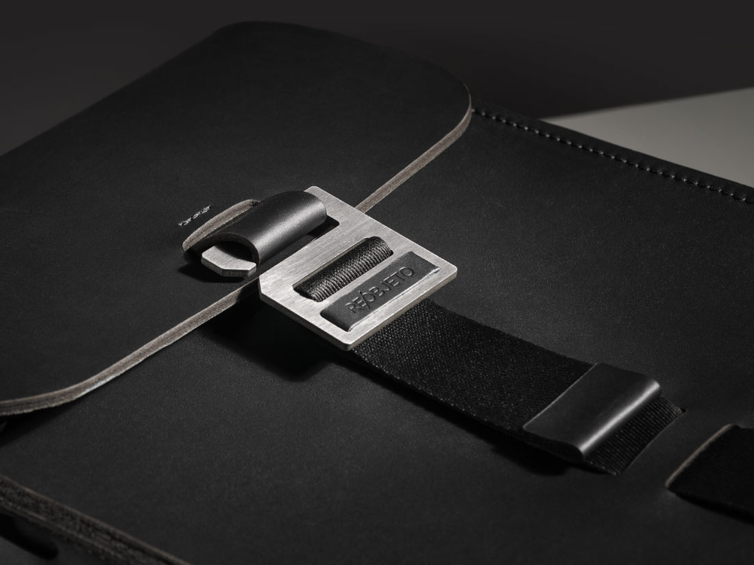 Detalhe da Mochila Andaluz All Black em couro preto mostrando a exclusiva fivela em aço inox.