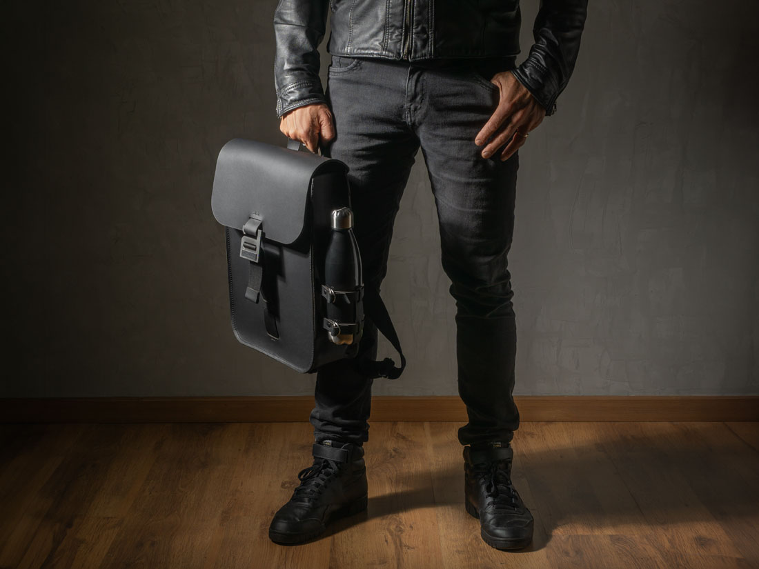 O minimalismo no desenho e a pureza dos materiais utilizados tornam a mochila Andaluz sóbria e ao mesmo tempo moderna, combinando com qualquer estilo.